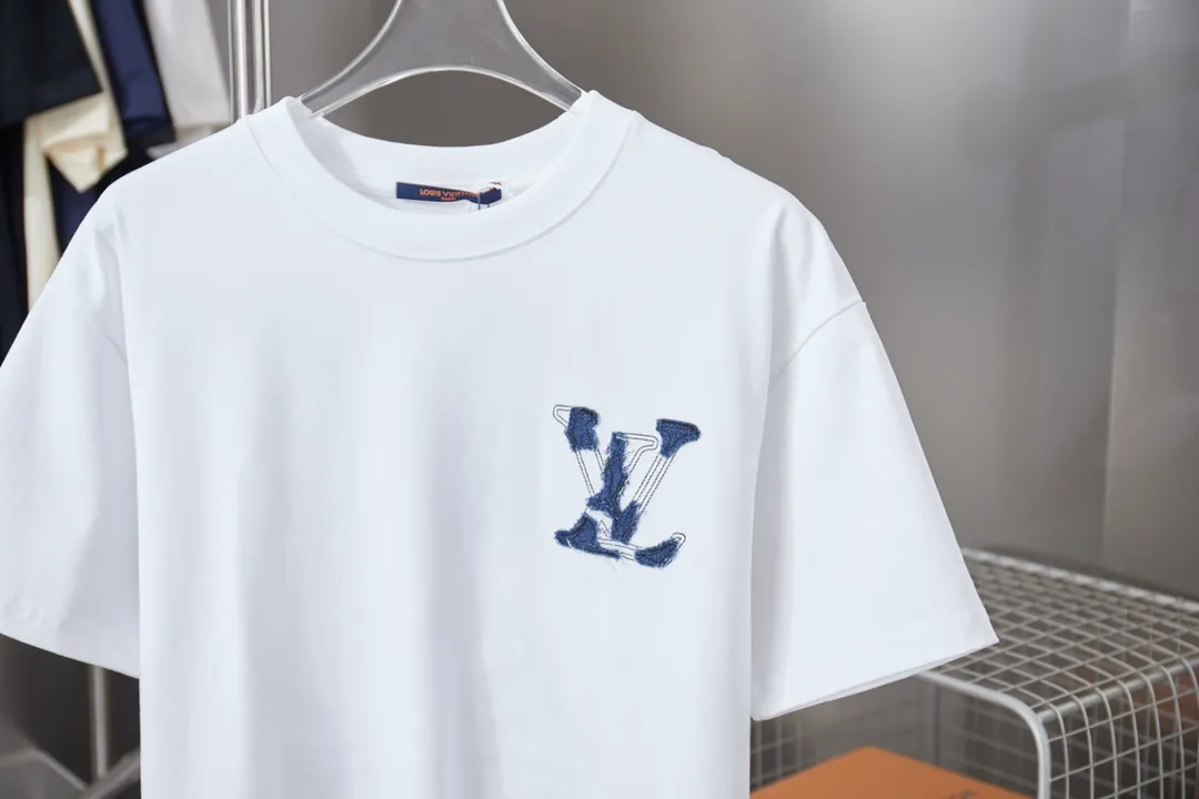 🅿️190 1V 25SS early spring new style denim splicing embroidery LV short sleeves light luxury essential item for daily commuting for men and women correct version welcome to compare detailed features · 320g 100% pure cotton double yarn jersey fabric · Special thickened 32 pieces of double-strand 1X1 thread in the same vat custom dyeing · Denim cutting and splicing ➕Various embroidery craft letters · Double needle stitching across seams · Original main mark, washed tag, brand moisture-proof paper packaging Color: black/white Size: S/M/L/XL